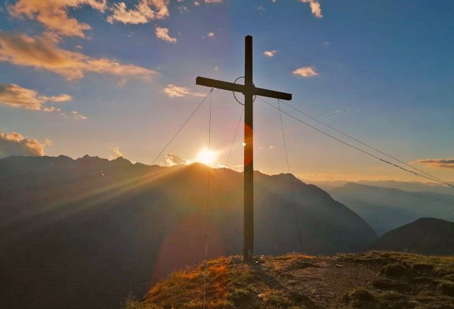 Különleges tipp a nyári vakációra: Naplemente túra a Niederthai közelében található Narrenkogelhez