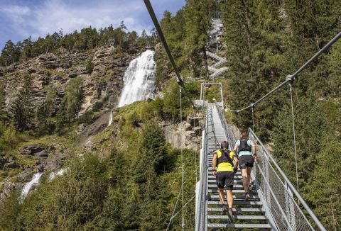 Wodospad Stuibenfall w Umhausen w dolinie Ötztal jest atrakcją zarówno letnich, jak i zimowych wakacji.