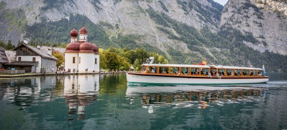 Mit dem Boot über den Königssee nahe dem Hotel Berchtesgaden