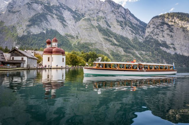 Mit dem Boot über den Königssee nahe dem Hotel Berchtesgaden