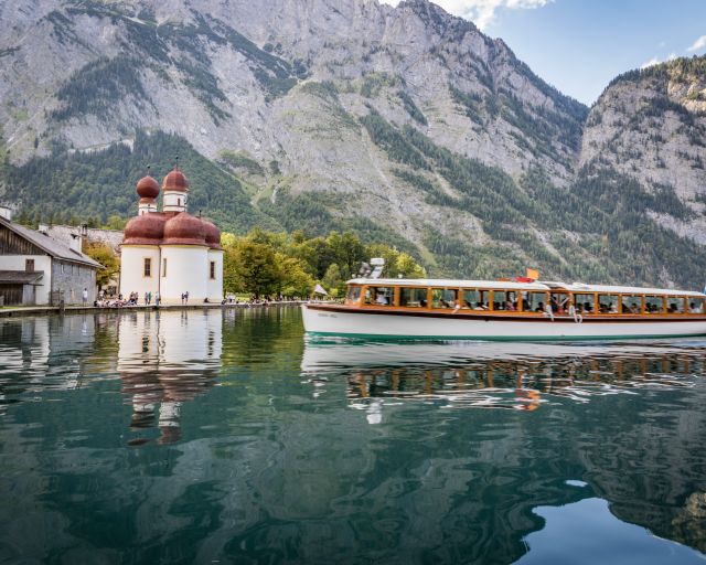 Faites une excursion en bateau depuis Schönau pour traverser le Königssee et visiter St. Bartholomä ou entreprenez l'une des innombrables randonnées.