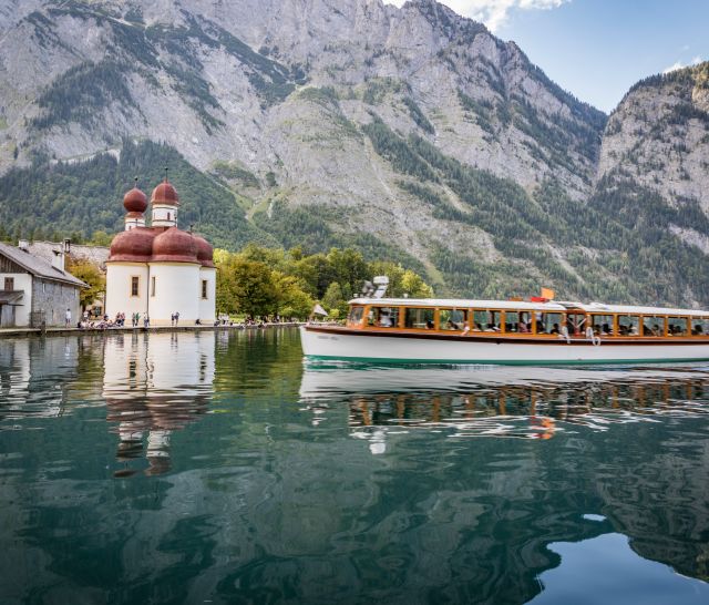 Vydejte se lodí ze Schönau přes jezero Königssee a navštivte St. Bartholomä nebo se vydejte na jednu z nesčetných túr.