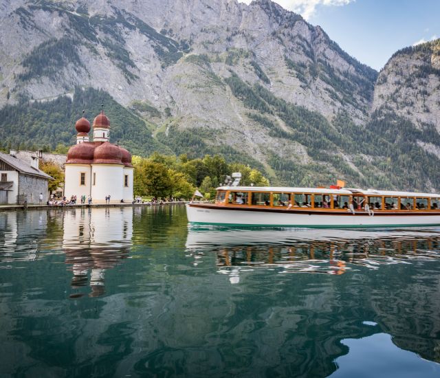 Neem de boot vanuit Schönau over de Königssee en bezoek St. Bartholomä of begin aan een van de talloze wandeltochten.