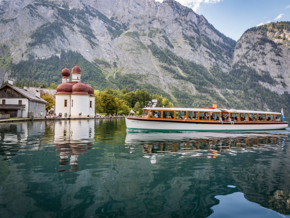 Hajóval Schönauból átkelhet a Königssee-tavon, és ellátogathat St. Bartholomä-hoz, vagy elkezdheti a számtalan túraútvonal egyikét.