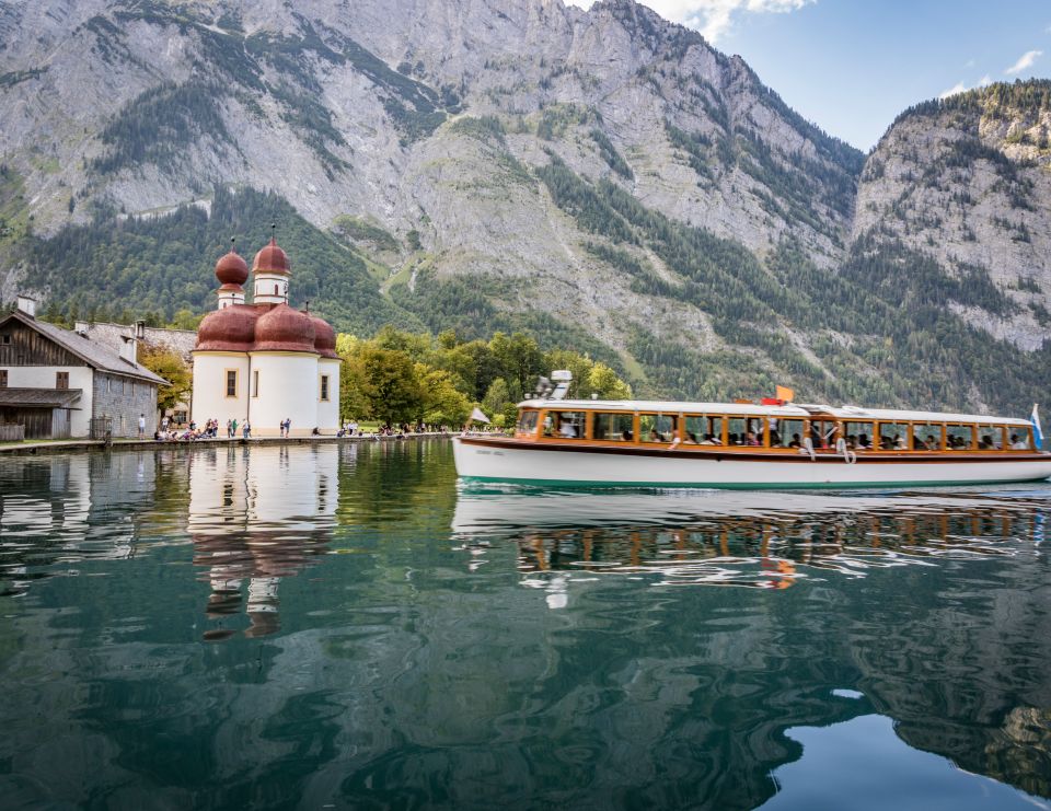Wybierz się łodzią z Schönau na przeprawę przez jezioro Königssee i odwiedź St. Bartholomä lub wyrusz na jedną z licznych pieszych wycieczek.