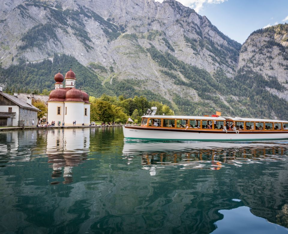 Vydejte se lodí ze Schönau přes jezero Königssee a navštivte St. Bartholomä nebo se vydejte na jednu z nesčetných túr.