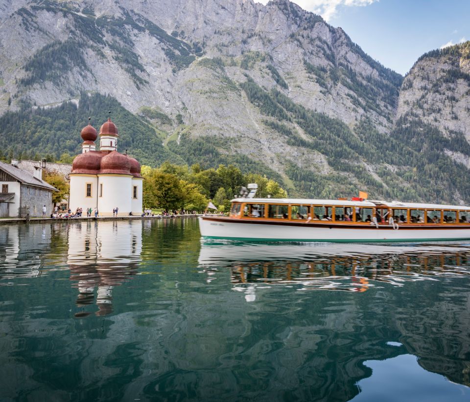 Prendete un battello da Schönau e attraversate il lago Königssee per raggiungere St. Bartholomä oppure iniziate una delle innumerevoli escursioni.
