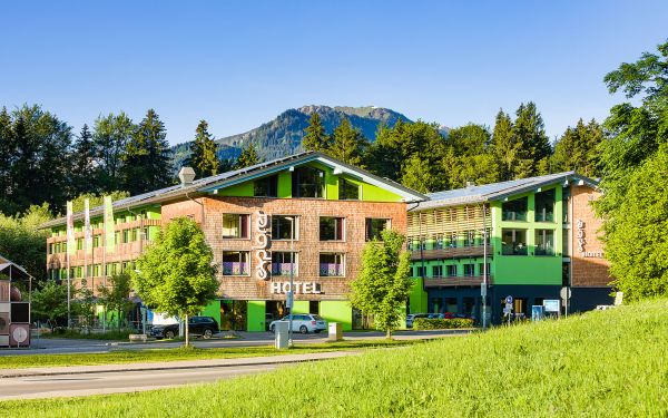 Das trendige Sporthotel befindet sich am Ortsrand von Fischen und Oberstdorf, nahe der Breitachklamm und dem Illerursprung. Welche Tour wird Deine nächste?