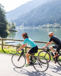 Rennrad-Tour rund um den Bergsee im Sommerurlaub