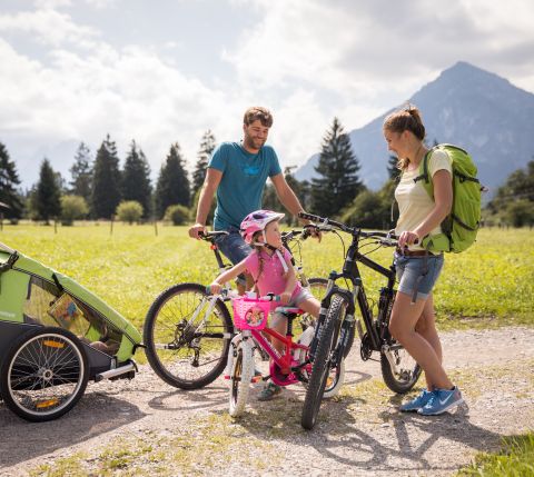 Na rodzinnych wakacjach w regionie wokół Garmisch-Partenkirchen i Farchant na Zugspitze czeka mnóstwo atrakcji. Zabierz rodzinę na wycieczkę rowerową górską lub prostą przejażdżkę rowerową po Alpach Bawarskich.
