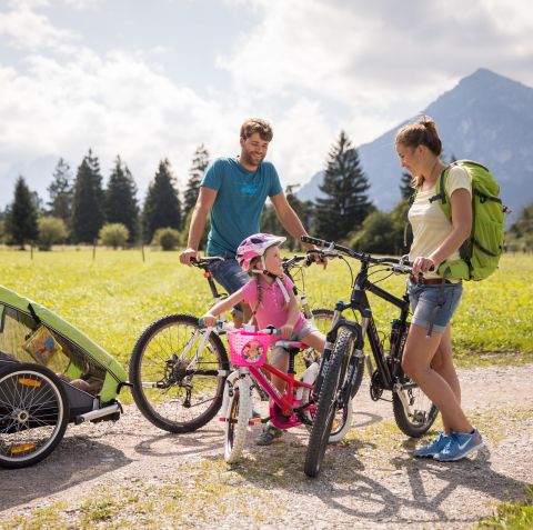 Garmisch és Farchant környéki családi nyaralások során számos látnivaló és program várja a látogatókat a Zugspitze-n. Vigye el családját egy hegyi kerékpártúrára vagy egy egyszerű kerékpártúrára a bajor-alpokba.