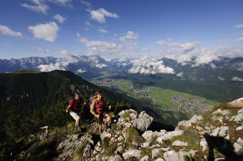 Entdecke die schönsten Gipfel rund um Garmisch-Partenkirchen - Die Alpen im Werdenfelser Land haben einige Schätze zu bieten.