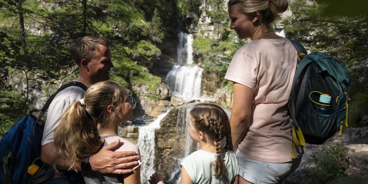 Abenteuer in Garmisch-Partenkirchen Deine Familie und Du seid auf der Suche nach eurem nächsten Abenteuerurlaub? Die Antwort lautet Garmisch, und anfangen könnt ihr direkt bei den Kuhfluchtwasserfällen!