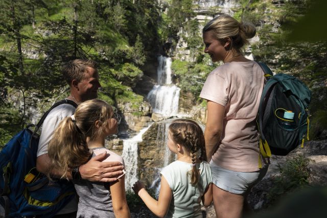 Ty i Twoja rodzina szukacie kolejnej wakacyjnej przygody? Odpowiedź brzmi: Garmisch-Partenkirchen, a zacząć możecie tuż przy wodospadzie Kuhflucht!