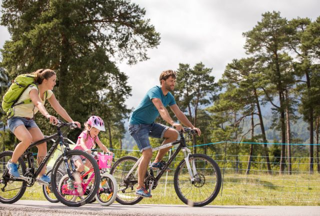 Faire du vélo en famille dans le ZugspitzLand Vos prochaines vacances à vélo en famille dans la région de Werdenfelser Land vous attendent ! Préparez vos valises et c'est parti !