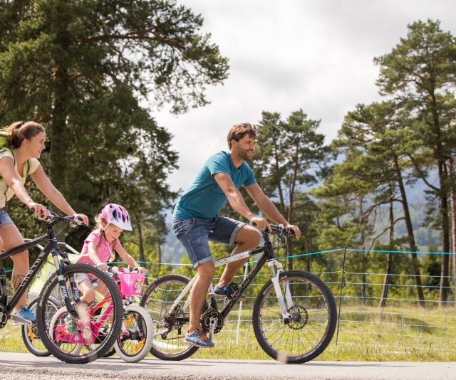 Rodinná cyklistika v ZugspitzLandu Vaše další rodinná cyklistická dovolená v regionu Werdenfelser Land čeká jen na vás! Sbalte si kufry a pojďme na to!