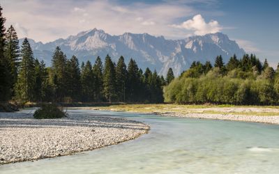 An warmen Tagen ist ein Ausflug an die Oberbayerische Loisach genau das Richtige! Von dort aus hast Du auch einen traumhaften Blick auf die Zugspitze.