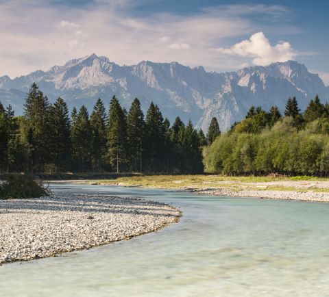 Op warme dagen is een uitstapje naar de Opper-Beierse Loisach een echte aanrader! Van daaruit heb je ook een fantastisch uitzicht op de Zugspitze.