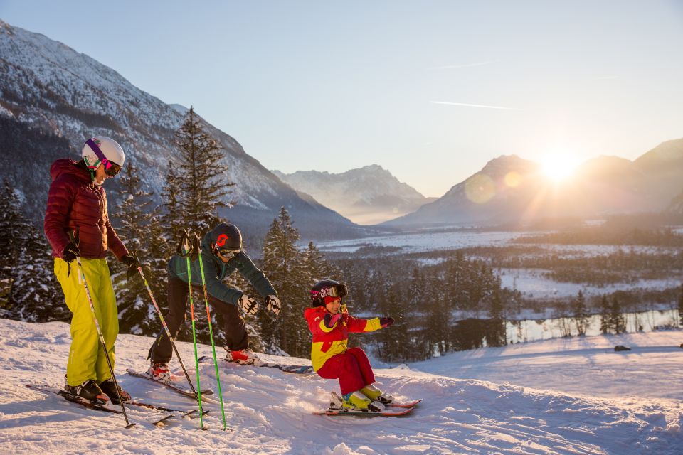 Unvergessliche Familien Erlebnisse erschaffen im Urlaub - das geht in der Zugspitzregion in Oberbayern! Zusammen auf den Skiern die Pisten erkunden und hinunter fahren ist ein wahrer Spaß!