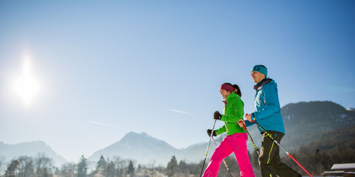 Schneeschuhwandern im ZugspitzLand Neben den ganzen Wintersportarten die das Oberbayerische Land in der Zugspitzregion so zu bieten hat, ist Schneeschuhwandern ganz hoch im Kurs! Gemütlich auf der Schneedecke umgeben von Bergen zu laufen ist einfach etwas wunderbares!