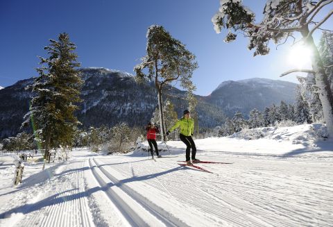 Garmisch-Partenkirchen słynie również ze sportów zimowych. Można tu nie tylko jeździć na nartach i snowboardzie, ale także uprawiać narciarstwo biegowe na tle fantastycznych górskich krajobrazów.