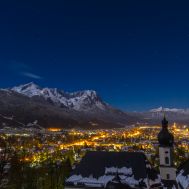 Garmisch-Partenkirchen bei Nacht mit Blick auf die Zugspitze
