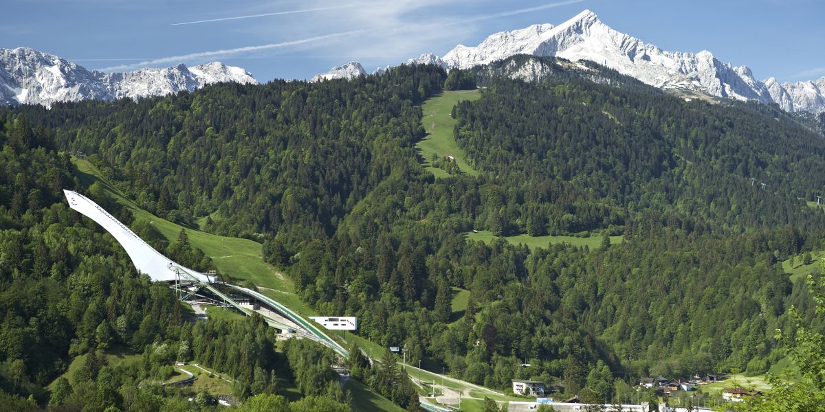 Eine echte Sehenswürdigkeit die man in Garmisch gesehen haben muss! Wenn Du schon immer wissen wolltest wie es sich als Skispringer so anfühlt, dann ist dieser Ort genau das Richtige für Dich!