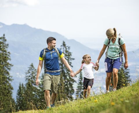 Wanderausflüge mit der Familie sind etwas ganz besonderes! Komm doch in Deinem nächsten Urlaub in die Wanderregion nähe der Zugspitze, nach Garmisch!