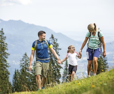 Wanderausflüge mit der Familie sind etwas ganz besonderes! Komm doch in Deinem nächsten Urlaub in die Wanderregion nähe der Zugspitze, nach Garmisch!