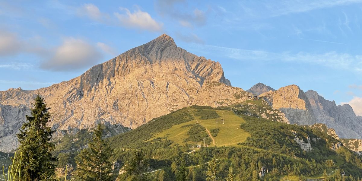 Nicht nur ein sehr beliebtes Ziel für Wanderer, sondern auch einer der bekanntesten Gipfel in Bayern! Die Alpsitze in Garmisch ist ein echtes Wahrzeichen.
