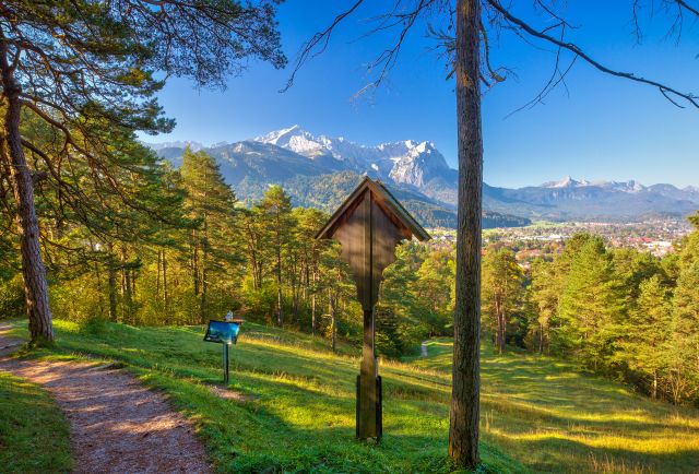 Ricaricate le batterie sul Sentiero dei Filosofi di Garmisch, sia in inverno che in estate, e concedetevi una pausa! Godrete di una vista costante sullo Zugspitze e su Garmisch-Partenkirchen.