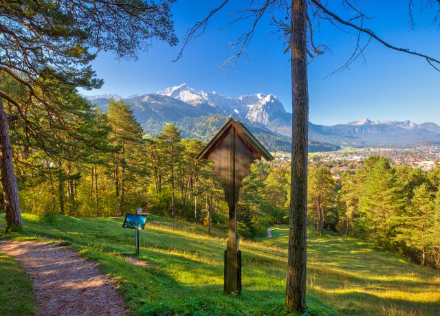 Kom helemaal tot rust tijdens de Filosofenweg in Garmisch, zowel in de winter als in de zomer, en neem een pauze! Je geniet van een constant uitzicht op de Zugspitze en Garmisch-Partenkirchen.
