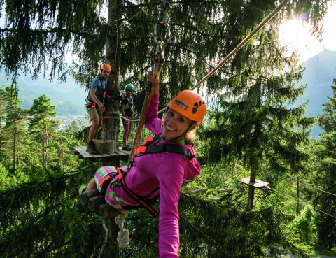Coraggio, venite a Garmisch alla ZugspitzArena e provate l'adrenalina pura mentre affrontate i percorsi nella foresta di arrampicata di Ehrwald!