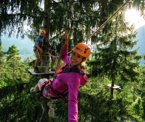 Buďte odvážní, přijeďte do Garmische do ZugspitzAreny a zažijte čistý adrenalin při zdolávání tratí v lezeckém lese Ehrwald!
