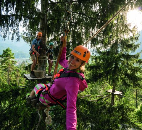 Wees dapper, kom naar de ZugspitzArena in Garmisch en voel pure adrenaline terwijl je de parcoursen in het klimbos Ehrwald beheerst!
