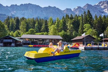 Der Eibsee bietet sich perfekt für Familienausflüge an, egal ob zur Sommer- oder Winterzeit. Der Bootsverleih direkt am See lädt zu einer gemütlichen Bootsfahrt auf dem See ein.