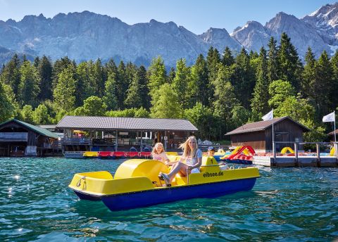 De Eibsee is perfect voor een gezinsuitje, zowel in de zomer als in de winter. De bootverhuur direct aan het meer nodigt u uit voor een ontspannen boottocht.