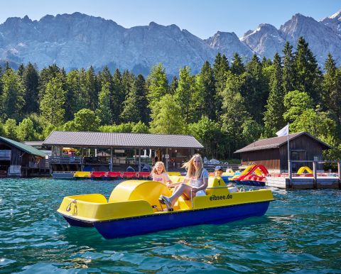 Jezero Eibsee je ideální pro rodinné výlety, ať už v létě nebo v zimě. Půjčovna lodí přímo u jezera vás zve k pohodové projížďce.