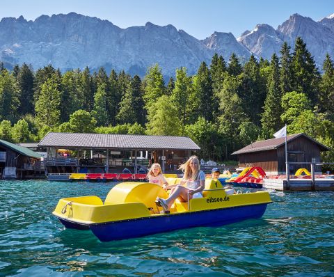 Jezioro Eibsee to idealne miejsce na rodzinne wycieczki, zarówno latem, jak i zimą. Wypożyczalnie łodzi tuż nad jeziorem zapraszają na relaksujący rejs.