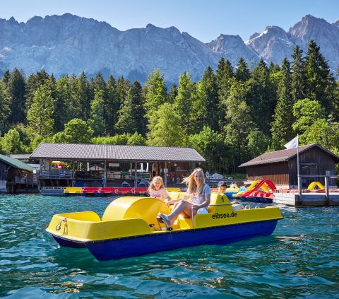 Lake Eibsee is perfect for family outings, whether in summer or winter. The boat rentals right on the lake invite you to enjoy a leisurely boat ride.