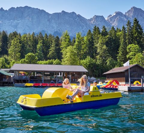 Il lago Eibsee è perfetto per le gite in famiglia, sia in estate che in inverno. I noleggi di barche direttamente sul lago invitano a godersi un piacevole giro in barca.