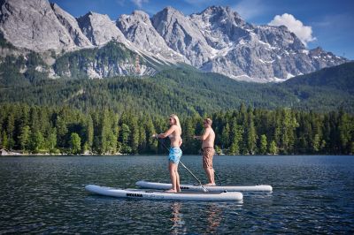 Essayez le stand-up paddle sur l'un des plus beaux lacs de montagne de Bavière : l'Eibsee, près de la Zugspitze.