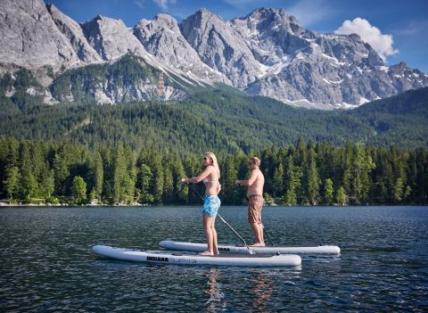 Fate SUP su uno dei laghi di montagna più belli della Baviera: l'Eibsee vicino allo Zugspitze.