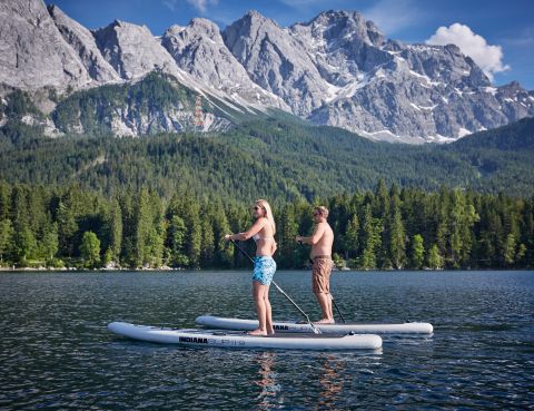 Excursion en SUP sur le lac Eibsee Essayez le stand-up paddle sur l'un des plus beaux lacs de montagne de Bavière : l'Eibsee, près de la Zugspitze.