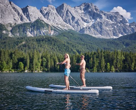 Vydejte se na SUP na jedno z nejkrásnějších horských jezer, které Bavorsko nabízí: Eibsee poblíž Zugspitze.