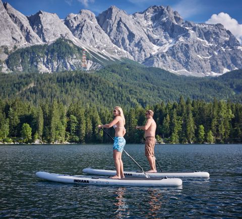 Wybierz się na SUP-a na jedno z najpiękniejszych jezior górskich w Bawarii: Eibsee w pobliżu Zugspitze.