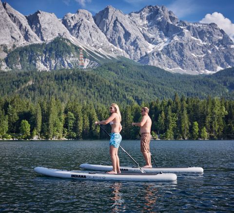 Fahre SUP auf einem der schönsten Bergseen den Bayern zu bieten hat: dem Eibsee nähe der Zugspitze.