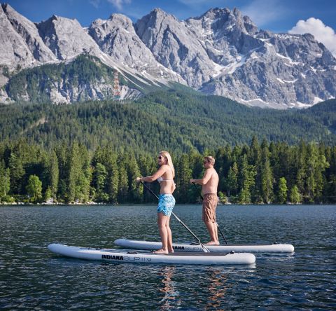 SUP-oljon Bajorország egyik legszebb hegyi tavon, az Eibsee-n a Zugspitze közelében.
