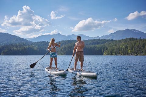 Vaše další jízda na SUPu bude legendární! Protože se vaše další jízda na SUPu uskuteční v Horním Bavorsku na Zugspitze, konkrétně na jezeře Eibsee!