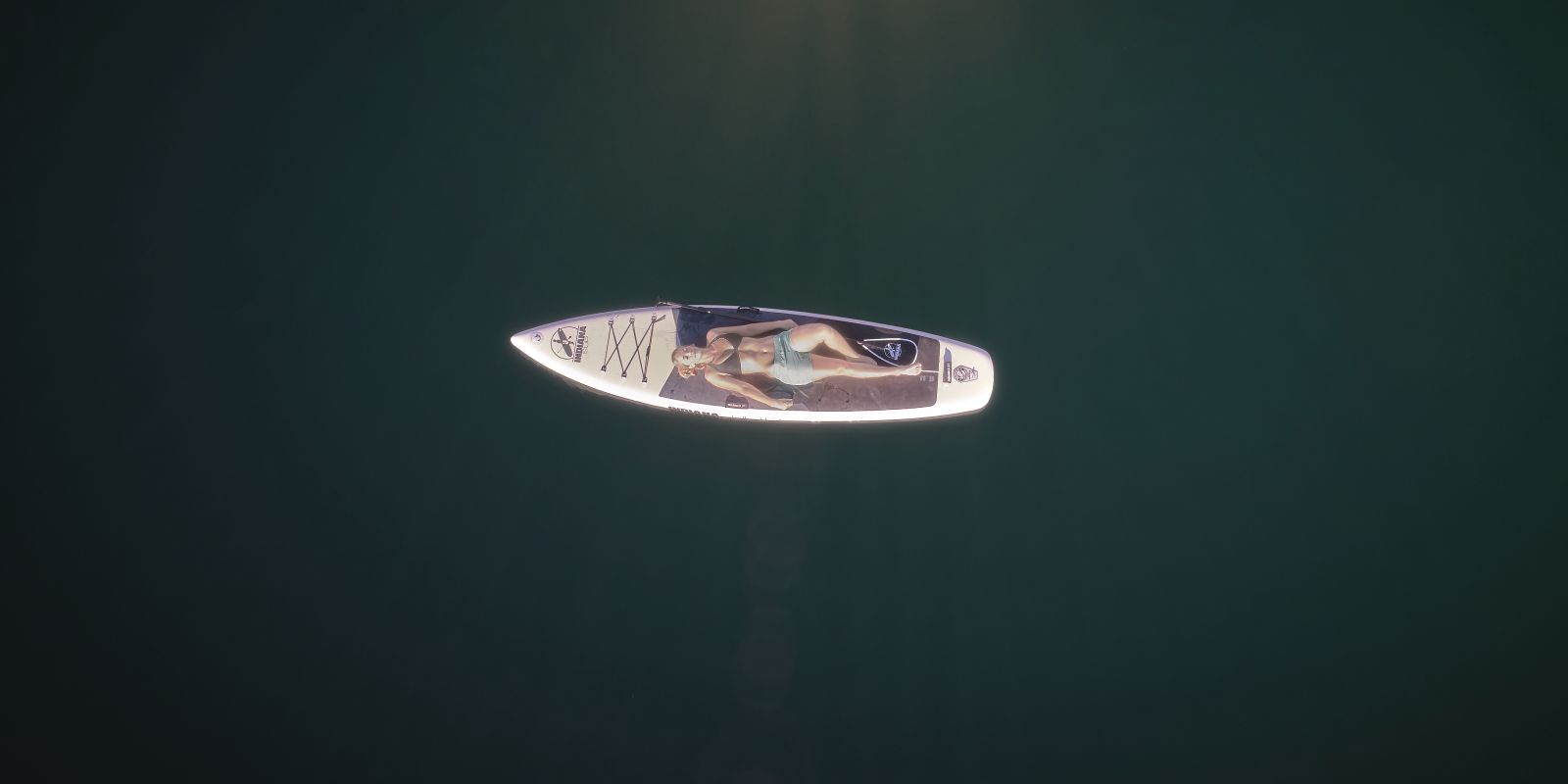 This is fun and relaxation! Lake Eibsee in the Zugspitze region has a lot to offer, but SUPing is among the most fun!